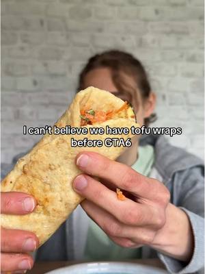 A post by @fitgreenmind on TikTok caption: I can’t believe we have tofu wraps before GTA6 🤨🤨! RECIPE (4 wraps, 25min prep time): -200g firm tofu -200g flour -salt to taste -30ml water Blend until it’s a dough. Divide in 4 pieces and roll them out thinly. Fry in a hot pan without oil for a few minutes on each side and wrap in a kitchen towel to keep soft.  I filled them with veggies and yogurt sauce.😋 - Tofu-Wraps?! 🫓😳 Verratet mich nicht…🤫Ja, ich versuche, Tofu überall reinzuschmuggeln — aber es funktioniert hehe...😜 REZEPT (für 4 Wraps, 25 Min. Zubereitung): * 200g fester Tofu * 200g Mehl * Salz nach Geschmack * 30ml Wasser Alles zusammen mixen, bis ein Teig entsteht. In 4 Stücke teilen und dünn ausrollen. In einer heißen Pfanne ohne Öl ein paar Minuten pro Seite backen und danach in ein Küchentuch wickeln, damit sie schön weich bleiben. Ich hab sie mit Gemüse und Joghurtsauce befüllt. 😋 #easyrecipes #easyveganrecipes #veganfood #tofu #tofurecipes #wraps #tortilla
