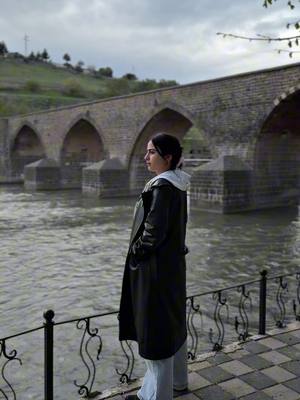 A post by @zanaaslan21 on TikTok caption: Öldüğümde bedenimi Amed’in toprağına verin, kokusu ruhuma karışsın🫴🕊️