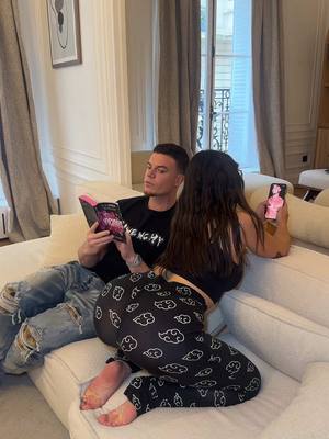 A post by @adlaurent on TikTok caption: Un peu de lecture pour les neurones 📚 🤤 @Lyx ✨ 