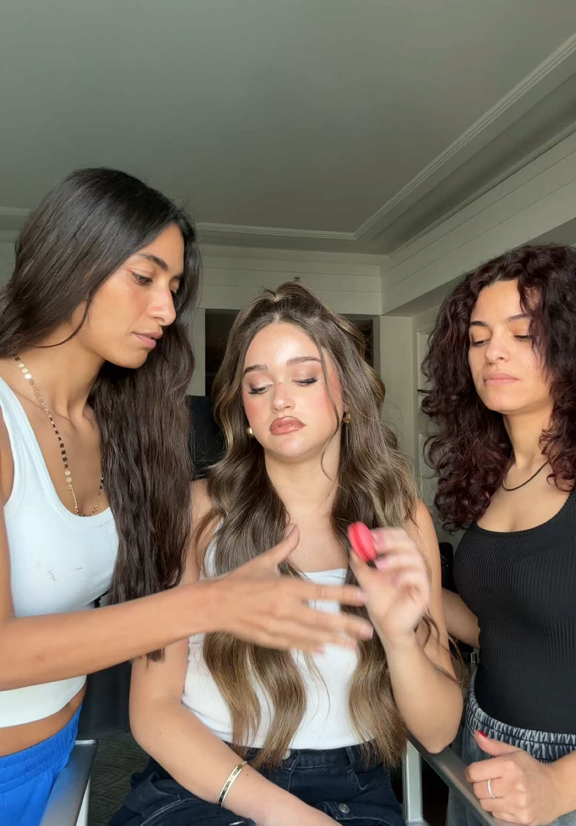 A post by @nouurehabb1 on TikTok caption: بتمسك ايدشي ليييه 😂 