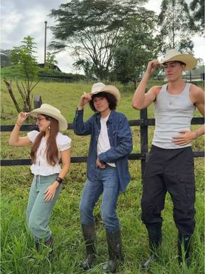 A post by @lagranjadelborrego on TikTok caption: Los flipantes vaqueros 🇪🇸🇨🇴@YoSoyPlex @RoRo 
