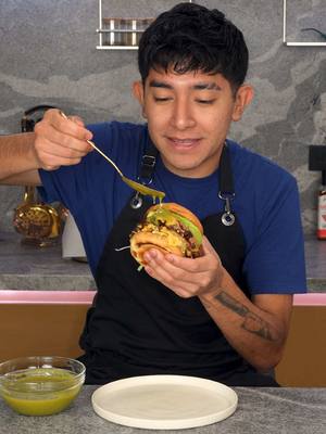A post by @chefenproceso on TikTok caption: ¡Hamburguesa de barrio! El secreto está en el sabor 😏  @Inés Productos Naturales #publicidad #chefenproceso