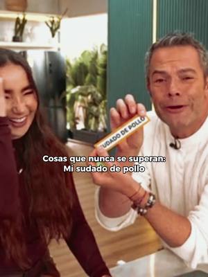 A post by @paolajarapj on TikTok caption: Amigxs 🤣 esto en serio nunca lo superan!  Y que tampoco superen #EntreTres  #PaolaJara #EntreTres #sudadodepollo #cocinar #humor 