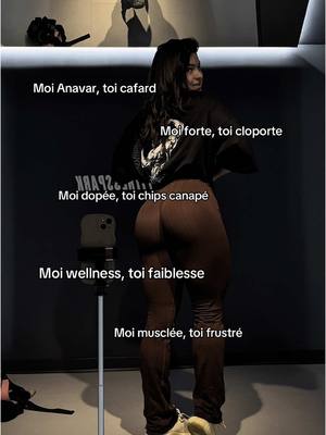A post by @clairelec_fit on TikTok caption: #humour #gym #gymgirl 