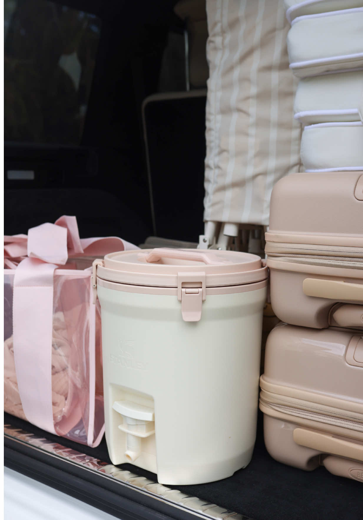 A post by @teresalauracaruso on TikTok caption: Let’s pack the car for a beach road trip 🐚 🔗 in bio! #beachtrip #roadtrip #packwithme #packingtips #beistravel #casemate 
