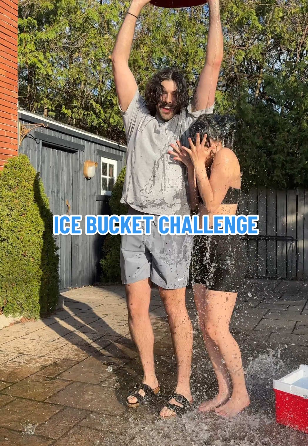A post by @emylalune on TikTok caption: Parce que @Claudie Mercier m’a nommé et que c’est pour une bonne cause, amasser des fonds pour la santé mentale et la prévention du suicide, j’ai moi aussi relevé le défi du « ice bucket challenge »en compagnie de mon courageux copain! ❤️  Je nomme à mon tour @Cassandra Bouchard et son chum , vous êtes pas game!?👏🏼 #icebucketchallenge 