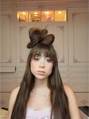 A post by @legnahernandez1 on TikTok caption: Segundo intento haciéndome el moño de lady gaga 