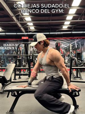 A post by @carlosbelcast on TikTok caption: Pos la estoy limpiando we 