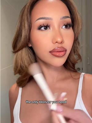 A post by @taontm on TikTok caption: This shade 😍 @Benefit Cosmetics starlaa bronze blush #makeup 