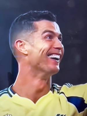 A post by @arayfer_ha on TikTok caption: Otro intento 🫡🫡 Este trend con Cristiano Ronaldo 🇵🇹❤️ Mi ídolo 🤩 el comandante 🫡 Resultado Ara y Fer #CristianoRonaldo #Cr7 #Bicho #siuuuu #Trend #Smile #Serious #arayfer #gemelas  #futbol #football #tiktokdeportes #7 #alnassr #alnassrfc #pricetag #fut  