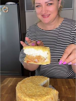 A post by @viki_iwa on TikTok caption: Если вы не пробовали ,обязательно приготовьте этот 🥧  #яблочныйпирогссуфле#домашняявыпечка#простыерецепты#вкуснаяеда Ингредиенты  Тесто  Мука 250 г  Разрыхлитель чайная ложка  Сливочное масло 90 г  Щепотка соли  Два яичных желтка  Сахар 50 г  Яблочный слой 📌 Яблоки 500 г  Сахар 50 г  Лимонный сок  5 ст л Крем Sufle 📌 Два яичных белка  Сахар 50 г  Крахмал 30 гр Ванильный Сахар по вкусу  Натуральный йогурт или сметана 400 г  Выпекать в разогретой духовке 170° 45 минут  Приятного аппетита 