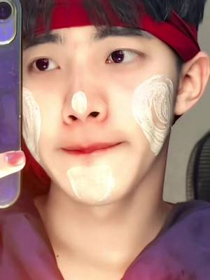 A post by @nayminhlaing237 on TikTok caption: နူတ်ခမ်းလေးဆူပြီးချူပ်ပါအုန်း❤️#tiktokmyanmar #slowmo #fyp #oxygennay🍀 #fypシ゚ #fypシ゚viral🖤tiktok #fypシ゚viral 