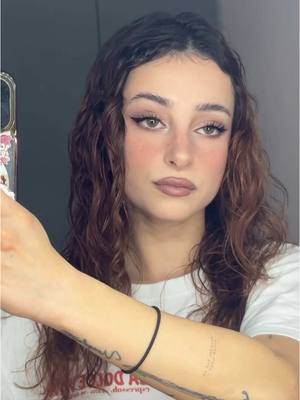 A post by @alessiamorellii1 on TikTok caption: Un look improvvisato