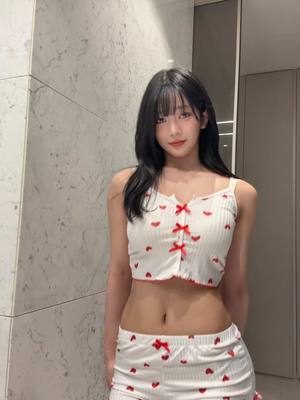 A post by @dlehhhdodo on TikTok caption: Do I look tall? 