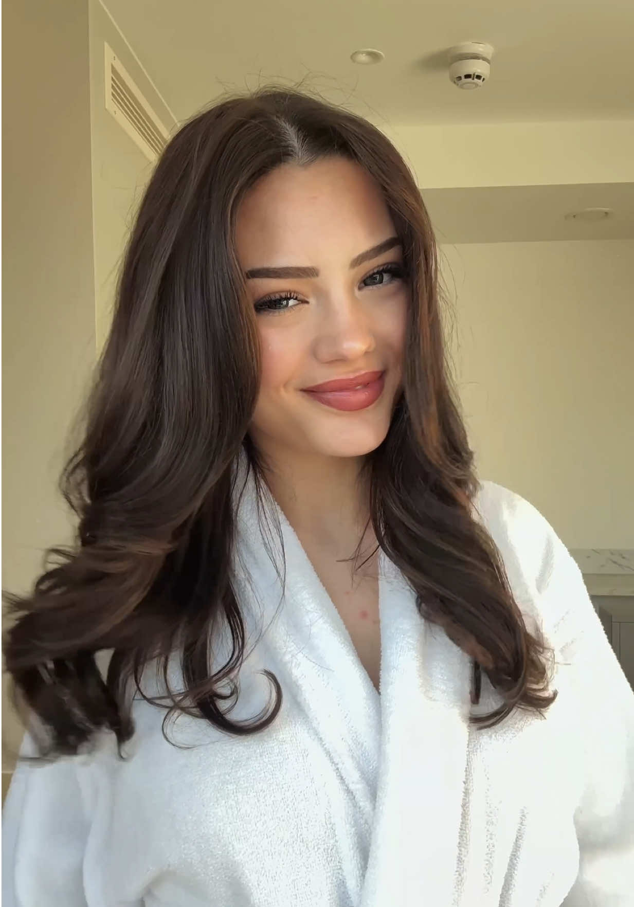 A post by @petekalemdar on TikTok caption: Everything showerlarımın yeni gözdesi Kérastase Glass Absolu serisi ile tanışın! Şimdiii Kérastase yeni Gloss Absolu ile parıl parıl yapıyoruz saçlarımızı <3 Gloss Absolu, 4 gün boyunca elektriklenme karşıtı etkisi ile dolgun ve parlak saçlar sağlıyor. Özellikle duş sonrasında saçlarıma fön öncesi Glaze Milk uyguluyorum ve saçlarımı kuruttuktan sonra saç bakım yağım Glaze Drops kullanıyorum. Parıl parıl saçlarımız olsun kızlarımm💓 #işbirliği @Kérastase #Kerastase #GlossAbsolu #HayatınıParıltıylaYaşa