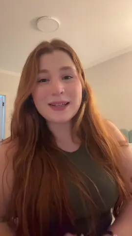 A post by @giugarciar on TikTok caption: Sobre a questão da minha aparência: não me sinto bonita ainda, mas parei de me julgar feia também! O espelho é uma coisa ainda complicada e evito olhar, principalmente olhar meu corpo. 