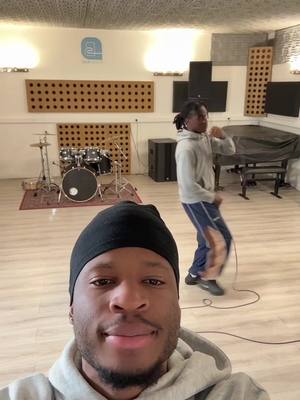 A post by @attachingboy on TikTok caption: Première partie de Prototype le 30 avril (lien en bio) 😂😂😂 il reste qlq places 🤞🏾