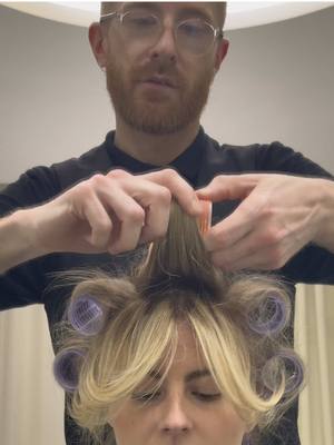A post by @carolinenicoullaud on TikTok caption: Le brushing version cheveux plus courts plus bien sûr … 