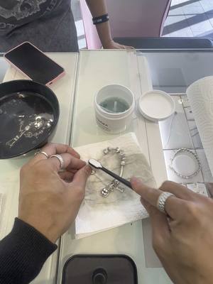 A post by @northoutletpandoralv on TikTok caption: Pandora queen her anniversary gift #pandoracleaning #pandora #pandoracharms #pandorajewelry #fyp #foryoupage 