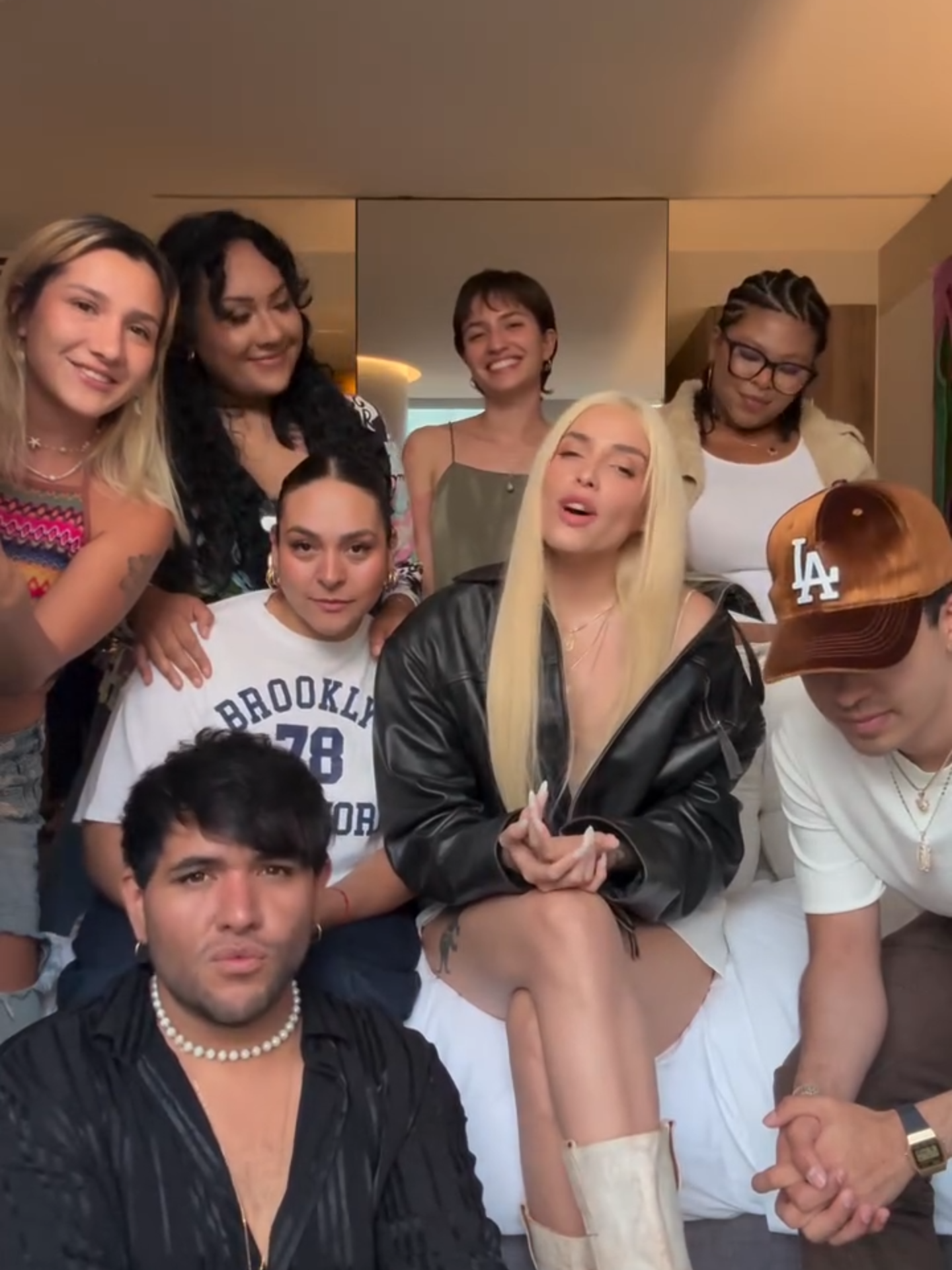 A post by @elenarose on TikTok caption: Feliz lunes de amor bonitos guerreros!!!🤍🪽 Me voy con mis angelitosss por ahí a llevar músicaa a la ciudad🥹🥹🥹❤️🇲🇽 pendienteeeesss👀👀👀👀 #elenarose #NewMusic #nuevamusica #carteraschinas #clasicos