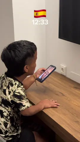 A post by @manolorojitastv on TikTok caption: 🇪🇸 #humor #apagon #españa 
