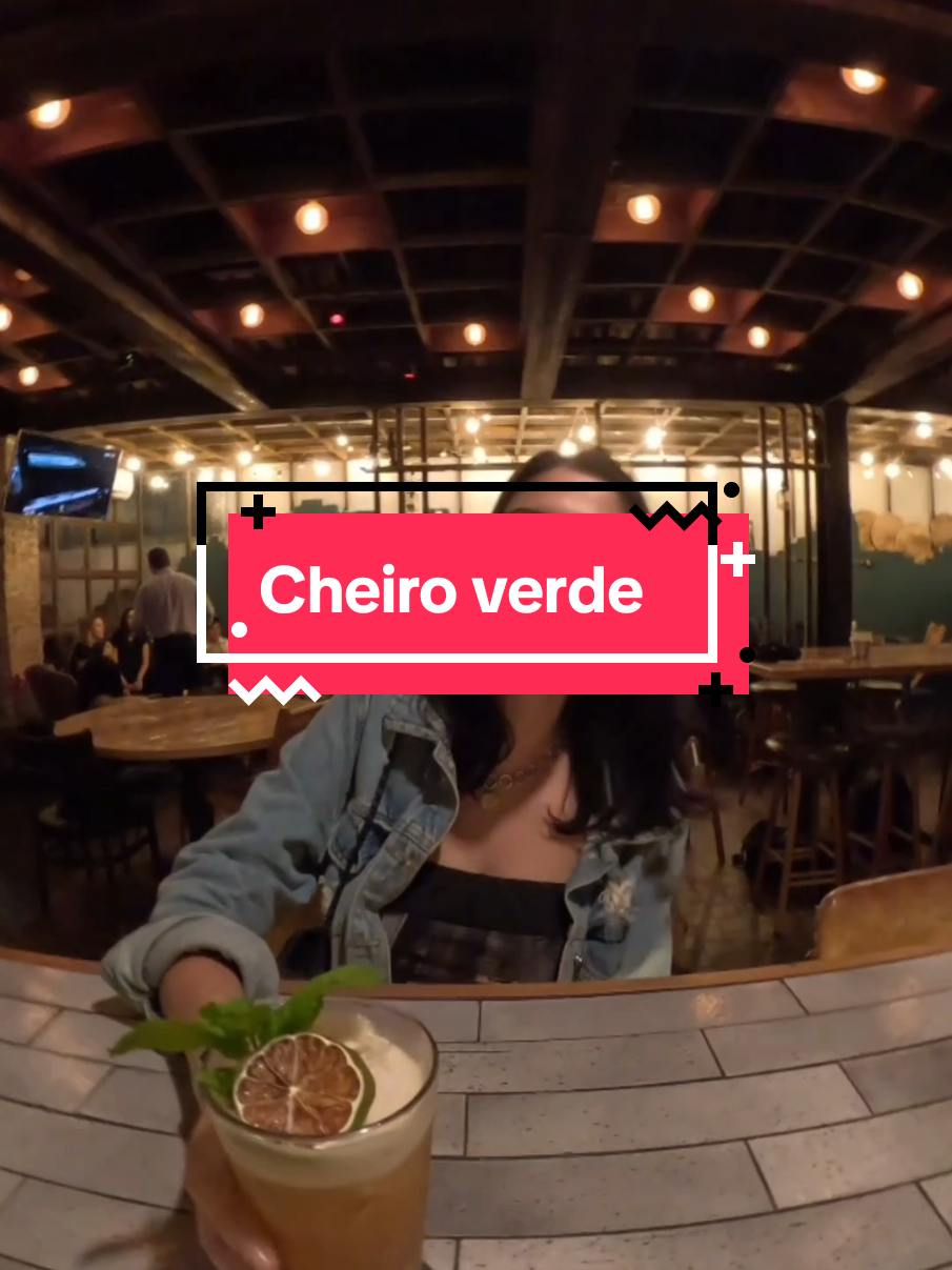 A post by @randbartender on TikTok caption: Uma cliente que conheceu o bar pelas redes sociais chegou curiosa pra experimentar um dos drinks do cardápio. Ela escolheu o Cheiro Verde, uma mistura diferente e cheia de personalidade: rum ouro, xarope de açúcar, Jägermeister, chá mate e suco de abacaxi 🍍🥃. O resultado? Um coquetel equilibrado, refrescante e cheio de camadas de sabor. No final, ela adorou a experiência! 🍹✨ #bartender #drink #MaestriDelPov #cocktail #bartenderlife  