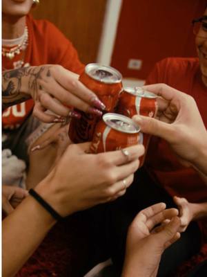A post by @claragnds on TikTok caption: os convites foram mudando de acordo com as épocas, e agora com @Coca-Cola está muito mais especial! Compartilhe uma Coca-Cola com quem você ama ❤️ *publicidade #CompartilheUmaCocaCola #RealMagic #CocaCola