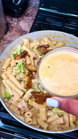 A post by @cookingwithqueenquin on TikTok caption: Have some…..👀😋recipe coming…..😘#creamychickenpasta #cookingwithqueenquin #fyp