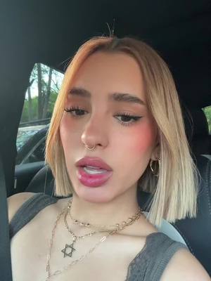 A post by @domelipa on TikTok caption: que dicen… hago este trend?👄👄👄