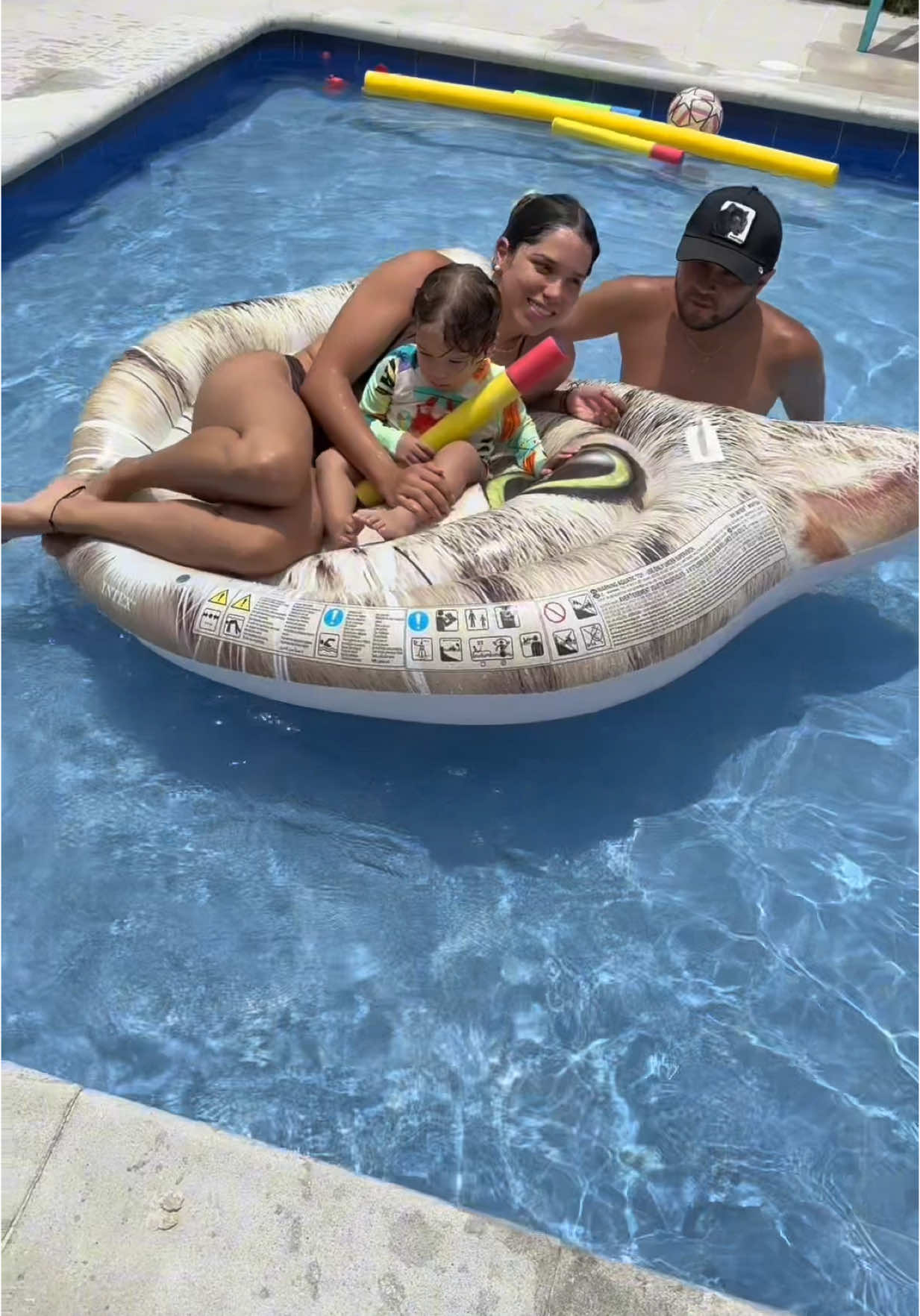 A post by @oficialcara_ on TikTok caption: Que delicia estos momentos en FAMILIA✨🌷💗  #pool #piscina  🍃🐠 @METABOLISMO | MANTÉN TU FIGURA 
