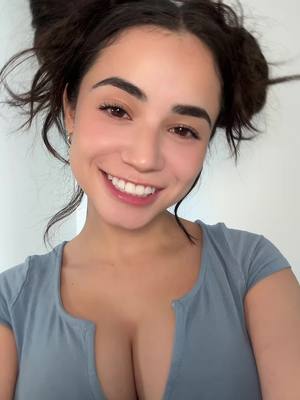 A post by @daisybloomss on TikTok caption: Smile 😁