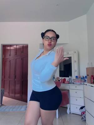 A post by @karenbustillosg on TikTok caption: Acompáñame a hacer ejercicio, ¿les gustaría ver más? 🤩 #fyp 