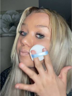 A post by @blondeandabaddie on TikTok caption: #sacelady #saceladypowder #oilcontrol #waterproofpowder 