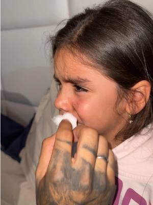 A post by @carlosferiag on TikTok caption: Esto está muy raro😭 es mejor llevarla al médico !