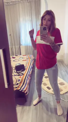 A post by @madyy_95 on TikTok caption: #foryoupage❤️❤️❤️foryou💞💞💜 #5pasiunidebine👑💙🔝 #fypage #stiu_ca_nu_o_sa__ajunga_pe_foryou #romania #foryou #for #danimocanu 