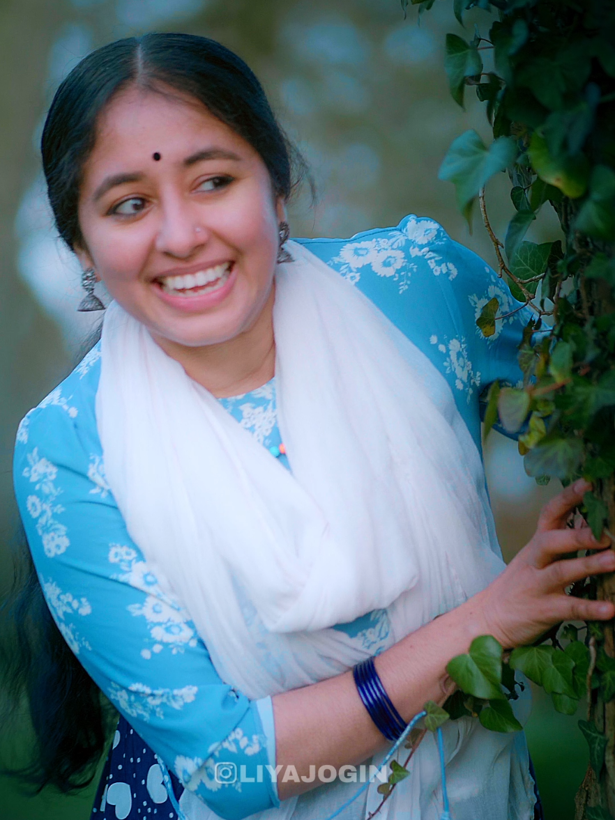 A post by @liyajogin on TikTok caption: താമരാക്കിളി📷 Jogin Mathew  . . . . . . #thamarakkilipadunnu #jayaramsong #malayalammelody #padmarajansong #90smalayalamsong #moonnampakkam #chithramalyalamskng #joginmathew #liyajogin #trendingmalayalamsong #viral 