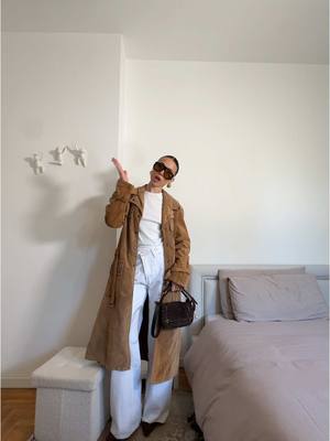 A post by @giorgiaradaellii on TikTok caption: l’unico periodo in cui si può indossare un trench
