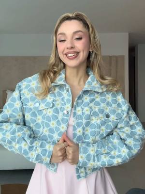 A post by @carlottafiasella on TikTok caption: Dress code prima sera a Mykonos: colori del tramontoooo💛🧡🩷 1G:CARLOTTAFIASELLA 