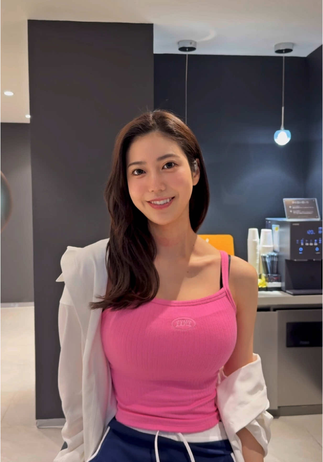 A post by @i.am_natsuki_ on TikTok caption: 韓国の美容クリニックに、、🇰🇷 首に水光注射したから、赤くなってます笑