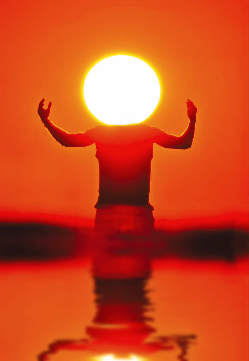 A post by @jordi.koalitic on TikTok caption: When perspective meets precision 🌞 with @Xiaomi #Xiaomi15Ultra📱  1 or 2 Comment your fav ! 👇🏻 . #sun #creative #photography #telephoto #creator #tutorial #Art #XiaomiCaptured