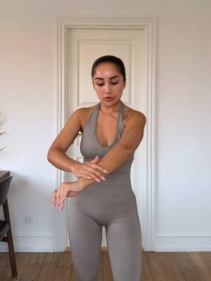 A post by @katrineregnbue on TikTok caption: annonce @Biotherm 💦 har du husket at fugte din hud i dag?  i dag skal jeg til et wellness  event. først en træning efterfulgt af sauna og isbad - det elsker jeg! 🧖🏾‍♀️ derfor skal jeg (som altid) sørge for at min hud er godt fugtet og det gør jeg med biotherms fantastiske produkter! selv jacob er begyndt at bruge dem ✨ #aquasource #laitcorporel #biotherm #glowyskin