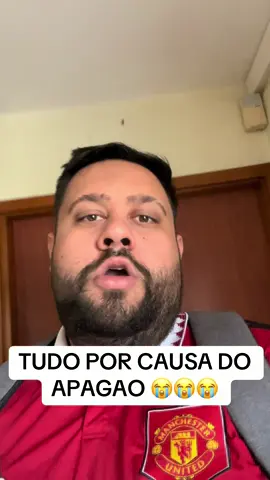 A post by @ on TikTok caption: CAÍ PARTI ME TODO E AGORA ? 😭#fyp #ciganos #carlosbombaoficial #comedia #apagaomundial #vaiprofycaramba #españa🇪🇸 