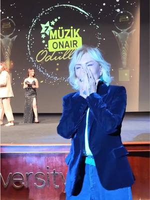 A post by @pekkansemiramis on TikTok caption: Çocuklarım beni çok onurlandırdı. Dün akşam çok güzel bir ödül aldım. O da benim güzel çocuklarımdandı!! Çok teşekkür ederim çocuklar!🤩❤️ BENİ ÇOK MUTLU ETTİNİZ! ❤️‍🔥🏆✨  #SemiramisPekkan #Teşekkürler #KalptenKalbe #EnGüzelÖdül #Mutluluk #müzikonair