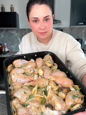 A post by @majda.berrada on TikTok caption: دجاج فالفرن recette poulet au four#مغربية🇲🇦 #شهيوات #وصفات #poulet  #دجاج #دجاج_بالفرن #recettefacile #recette #marocaine🇲🇦 #recetterapide 