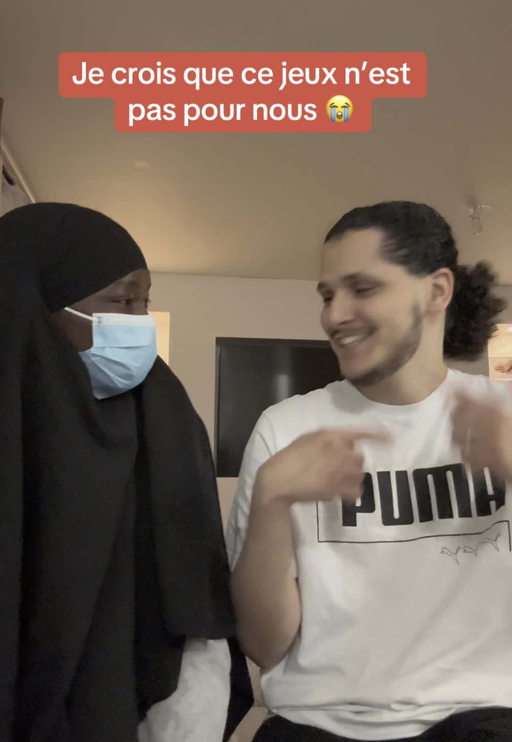 A post by @assetou_nadir on TikTok caption: On est vraiment nul mais a la fin on a reussi un peu 😂 #pourtoii #couple #jeux 