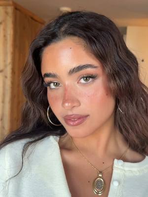 A post by @yasbarbieri on TikTok caption: Love my brown eyes tho 