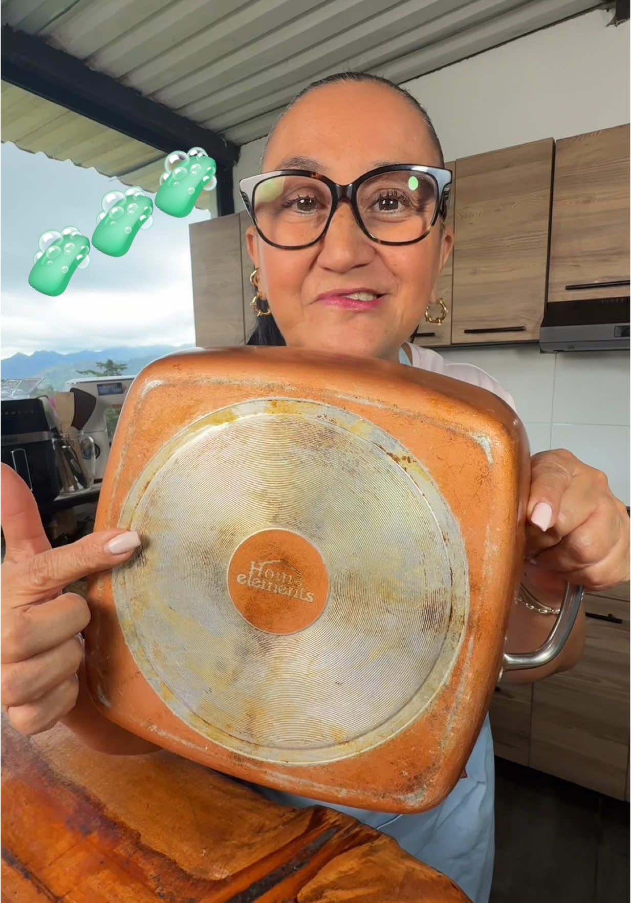 A post by @lamamadelasrecetas on TikTok caption: Tip para brillar tus ollas ✨🧼🧽
