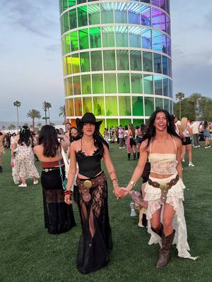 A post by @elenahazinah on TikTok caption: Riportatemi qui. #coachella 