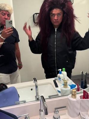 A post by @jonasymikeoficial on TikTok caption: #Recuerdos si andamos pareciéndonos a Gloria Trevi verdad?😁 #fyp #foryoupage #fypシ #parati #hair #hairstyle #wig #fashion #fashiontiktok #style #moda #viral #viralvideo #viraltiktok 