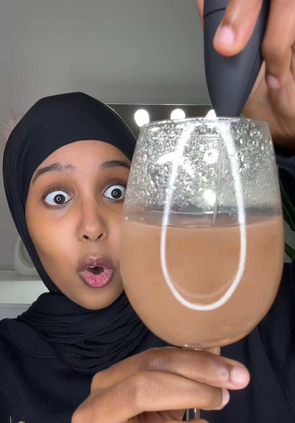 A post by @iconiccpinkk on TikTok caption: Would you try this? #makeuphacks #foundation 